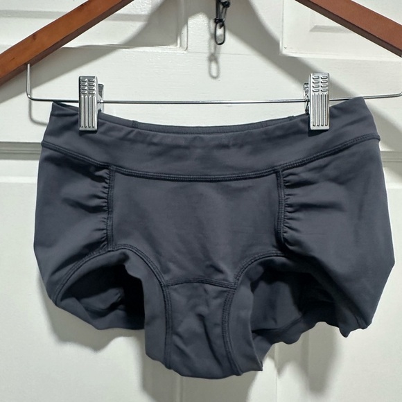 Rare lululemon athletica y2k dark gray Women's Shorts Bloomers size 2 size XS - Picture 2 of 3
